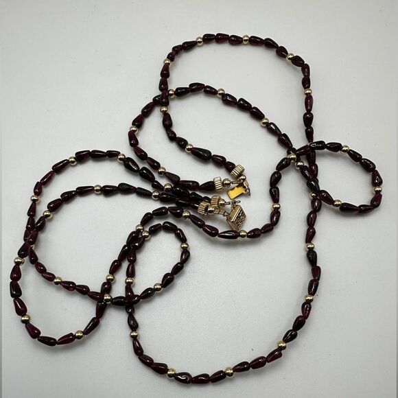 23"-25"  Double Stranded all Garnet and yellow gold filled beaded necklace! - Picture 14 of 15